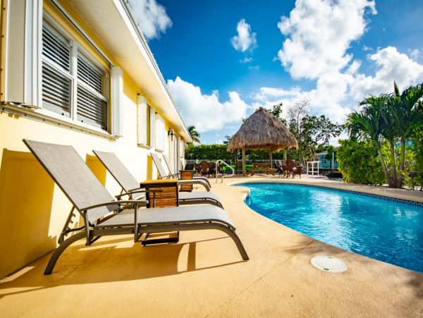 FLORIDA KEYS 3 BEDROOM POOL HOME ON CANAL SLEEPS 8