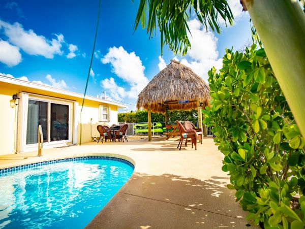 FLORIDA KEYS 3 BEDROOM POOL HOME ON CANAL SLEEPS 8