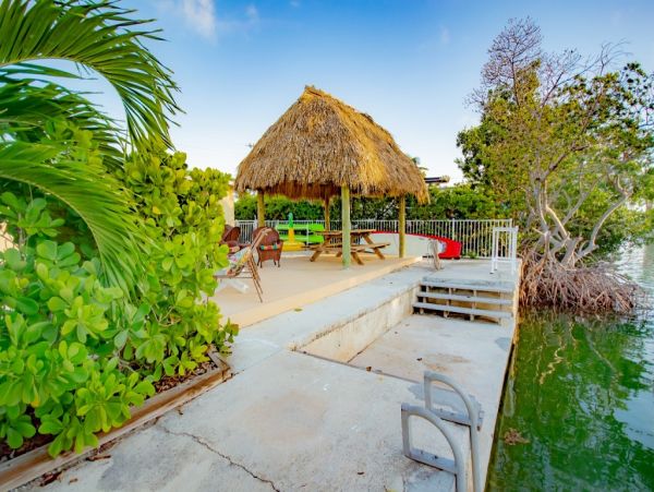 FLORIDA KEYS 3 BEDROOM POOL HOME ON CANAL SLEEPS 8