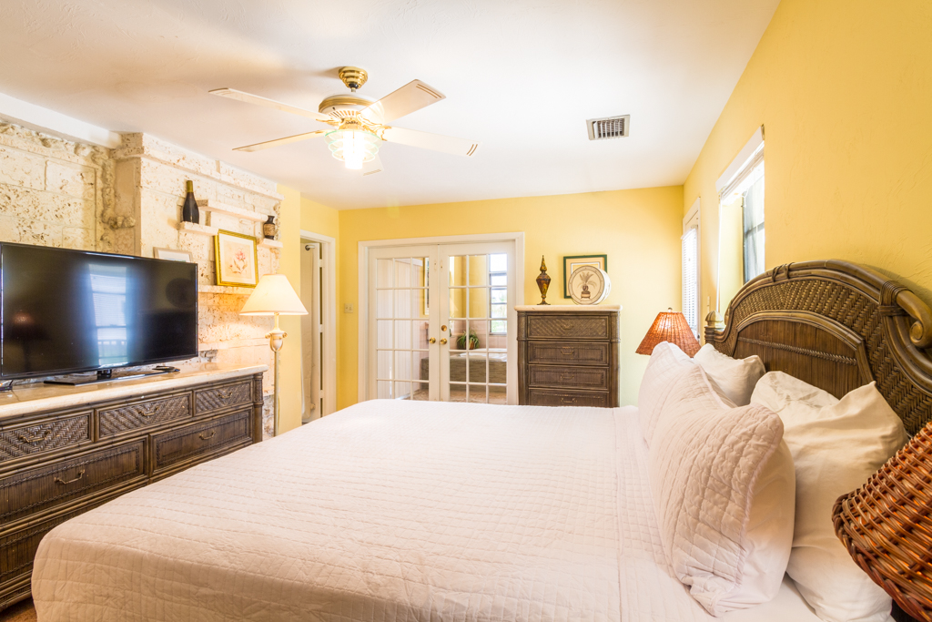 Marathon Vacation Home Sleeps Ten Guests.