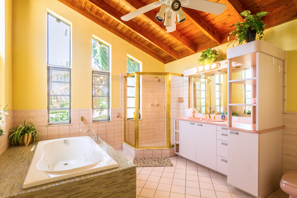 Marathon Vacation Home Sleeps Ten Guests.