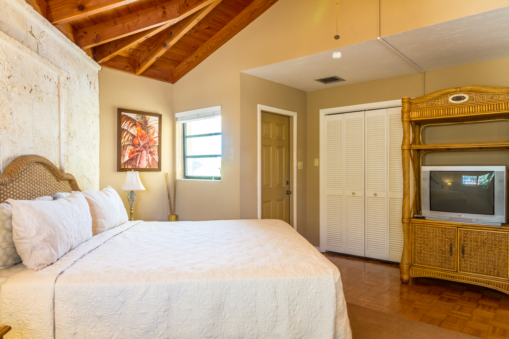 Marathon Vacation Home Sleeps Ten Guests.