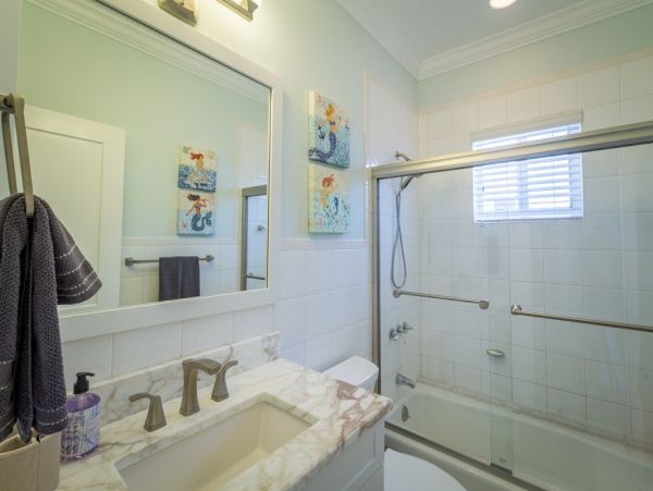 Marathon Walk to Beach Four Bedroom Vacation Home