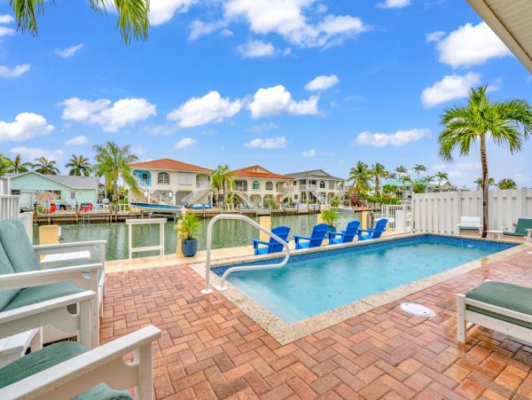 Tropical Vacation Getaway with 3 Bedrooms and Private Pool