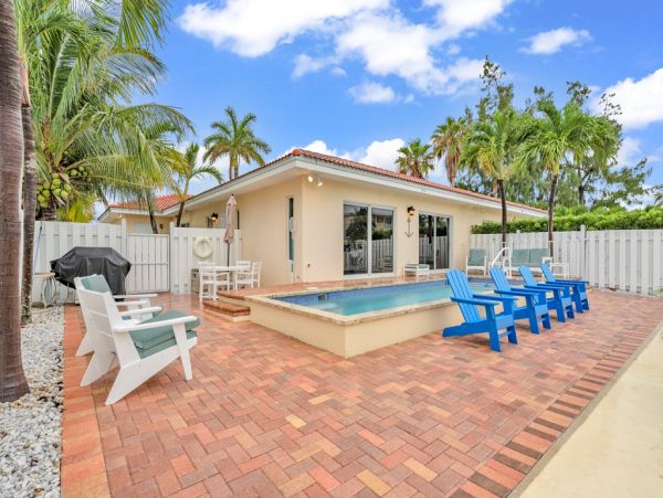 Tropical Vacation Getaway with 3 Bedrooms and Private Pool