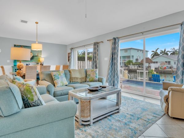 Tropical Vacation Getaway with 3 Bedrooms and Private Pool