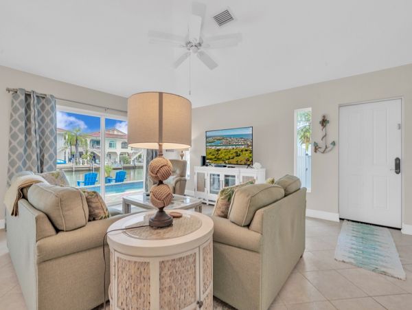 Tropical Vacation Getaway with 3 Bedrooms and Private Pool