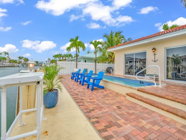 Tropical Vacation Getaway with 3 Bedrooms and Private Pool