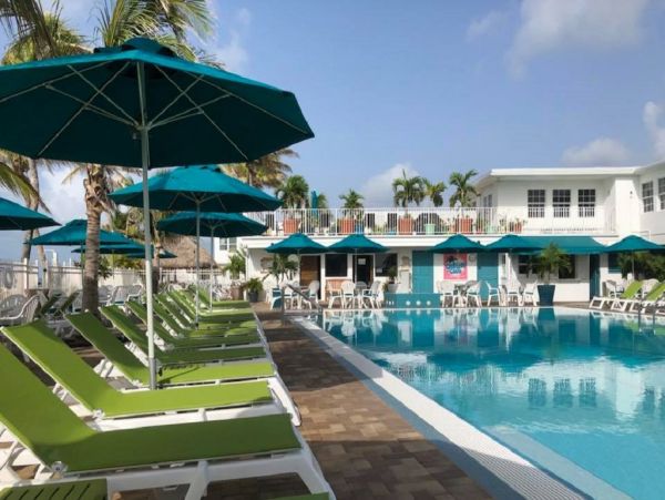 Tropical Vacation Getaway with 3 Bedrooms and Private Pool