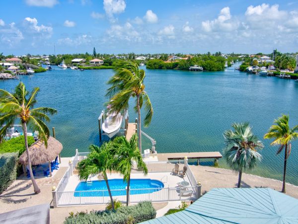Charming Marathon Vacation Home 4-Bedroom near the Ocean with Pool
