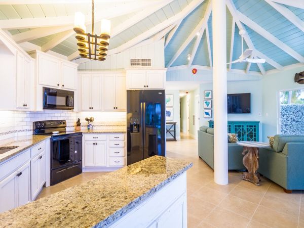 Charming Marathon Vacation Home 4-Bedroom near the Ocean with Pool