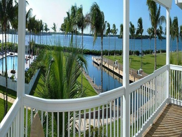 Marathon 3 Bedroom Townhome Sleeps 6 with Communal Pool