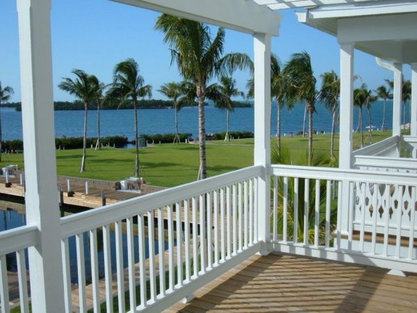 Marathon 3 Bedroom Townhome Sleeps 6 with Communal Pool