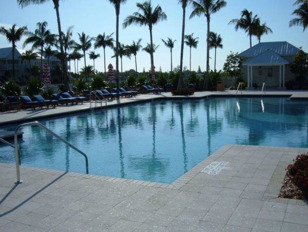 Marathon 3 Bedroom Townhome Sleeps 6 with Communal Pool