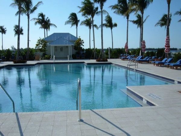 Marathon 3 Bedroom Townhome Sleeps 6 with Communal Pool