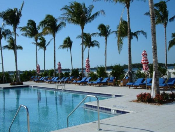 Marathon 3 Bedroom Townhome Sleeps 6 with Communal Pool