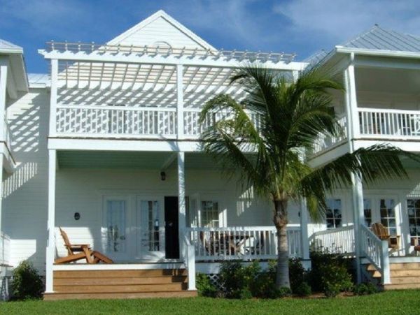 Marathon 3 Bedroom Townhome Sleeps 6 with Communal Pool