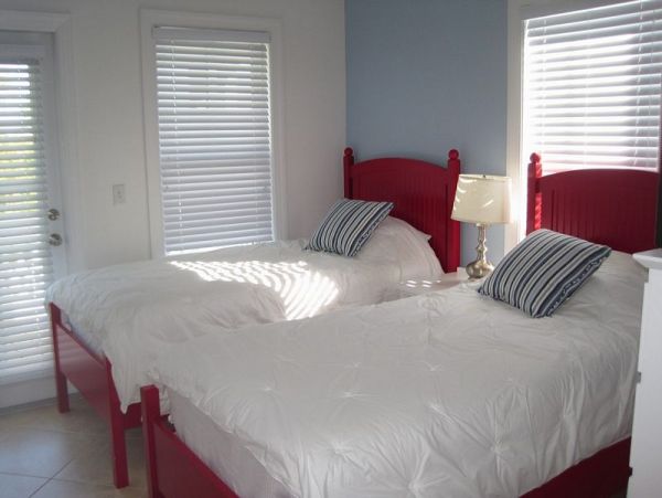 Marathon 3 Bedroom Townhome Sleeps 6 with Communal Pool