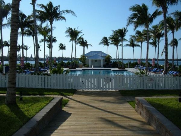 Marathon 3 Bedroom Townhome Sleeps 6 with Communal Pool