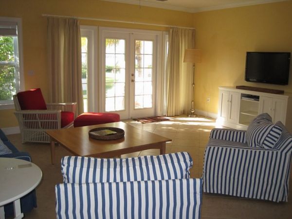 Marathon 3 Bedroom Townhome Sleeps 6 with Communal Pool