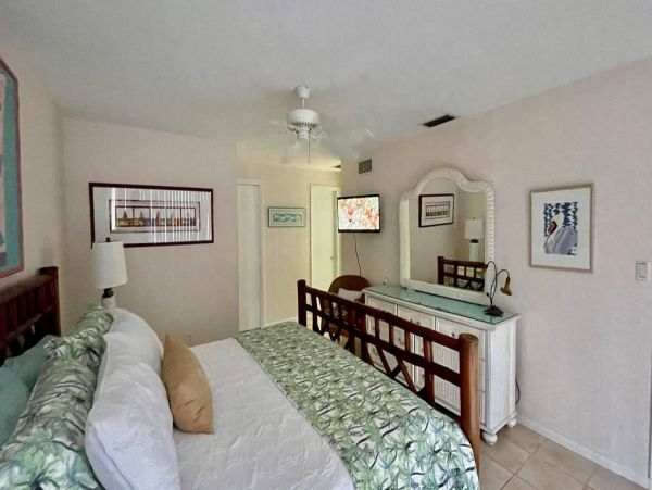Lovely Sanibel Island Vacation Home Pool Beach Access