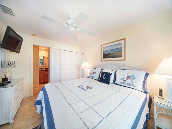 Gulfside condo, faces gulf with partial view