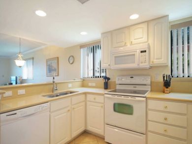 Beachfront 2 Bedroom Condo Sleeps 6 Guests on Sanibel Island Beachfront 2 Bedroom Condo Sleeps 6 Guests on Sanibel Island