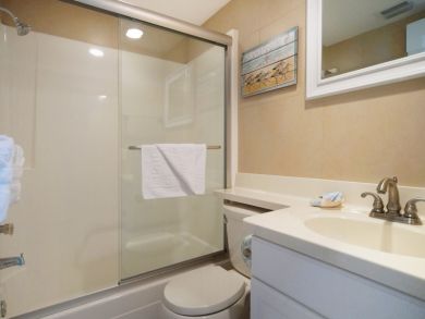 Beachfront 2 Bedroom Condo Sleeps 6 Guests on Sanibel Island Beachfront 2 Bedroom Condo Sleeps 6 Guests on Sanibel Island