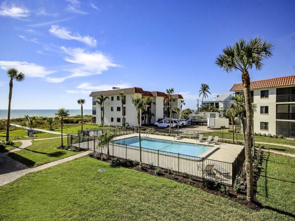 Sanibel Beachfront Two Bedroom Vacation Condo Sleeps Six Guests