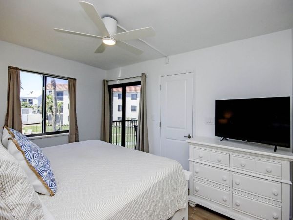 Sanibel Beachfront Two Bedroom Vacation Condo Sleeps Six Guests