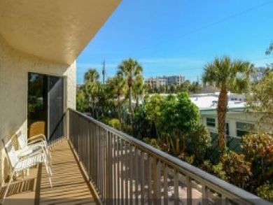 Siesta Key Vacation Condo Sleeps Eigth Guests.