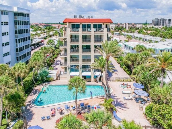 Great Value Two Bedroom Vacation Condo in Siesta Key