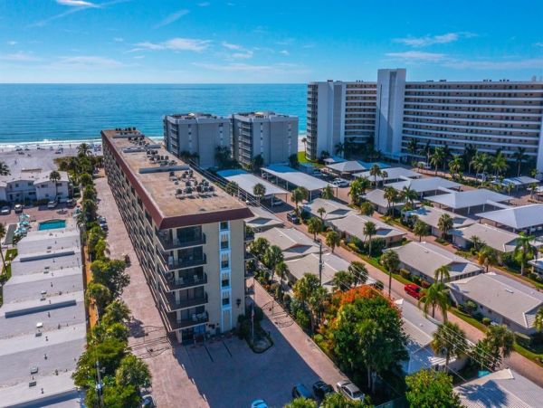 Great Value Two Bedroom Vacation Condo in Siesta Key