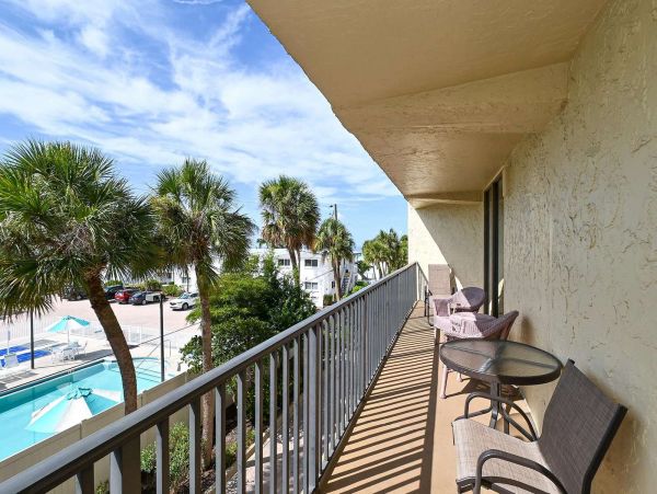 On Beach Vacation Condo Two Bedroom on Siesta Key