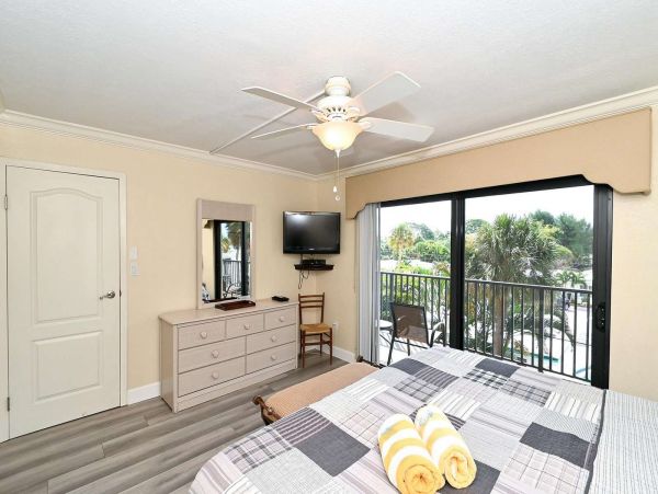 On Beach Vacation Condo Two Bedroom on Siesta Key