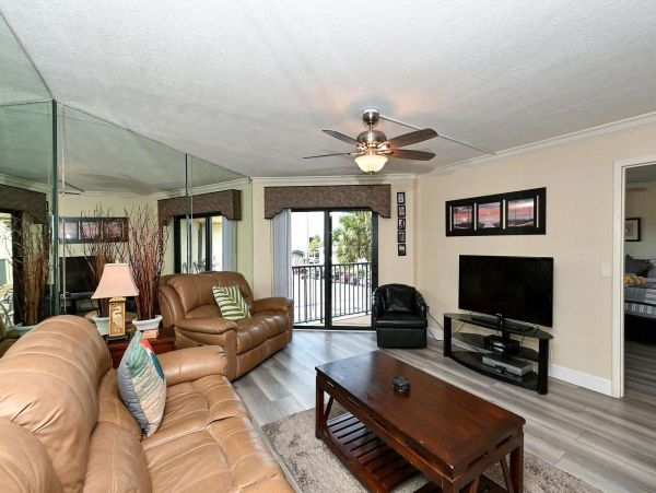 On Beach Vacation Condo Two Bedroom on Siesta Key