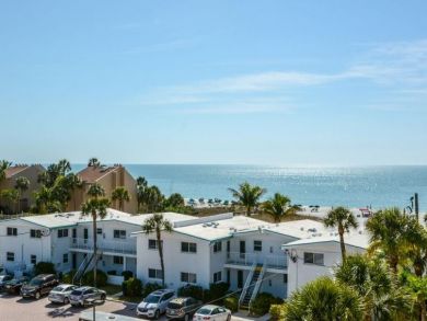 Siesta Key Vacation Condo Sleeps Six Guests Communal Pool