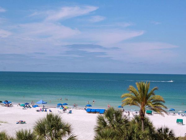 Siesta KeyVacation Condo Sleeps Eight Guests