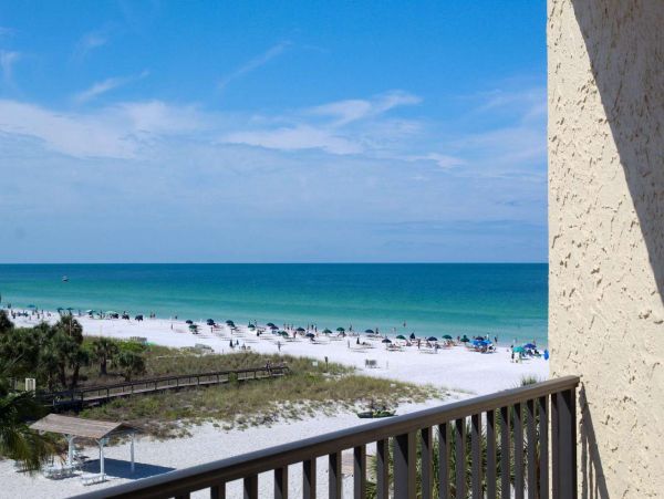 Siesta KeyVacation Condo Sleeps Eight Guests