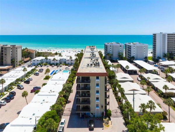 Siesta KeyVacation Condo Sleeps Eight Guests