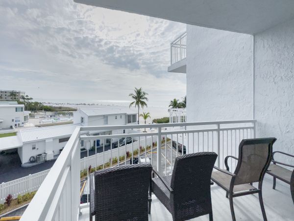 Two Bedroom Vacation Condo Sleeps 6 Guests with Gulf Views