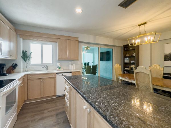 Two Bedroom Vacation Condo Sleeps 6 Guests with Gulf Views