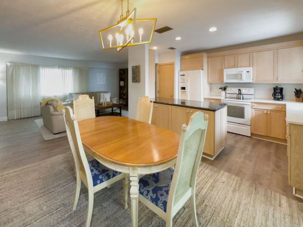 Two Bedroom Vacation Condo Sleeps 6 Guests with Gulf Views