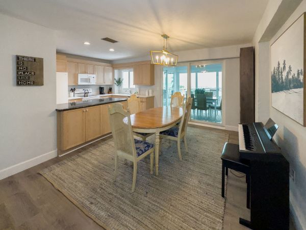 Two Bedroom Vacation Condo Sleeps 6 Guests with Gulf Views