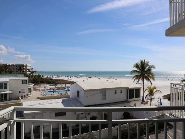 Two Bedroom Vacation Condo Sleeps 6 Guests with Gulf Views