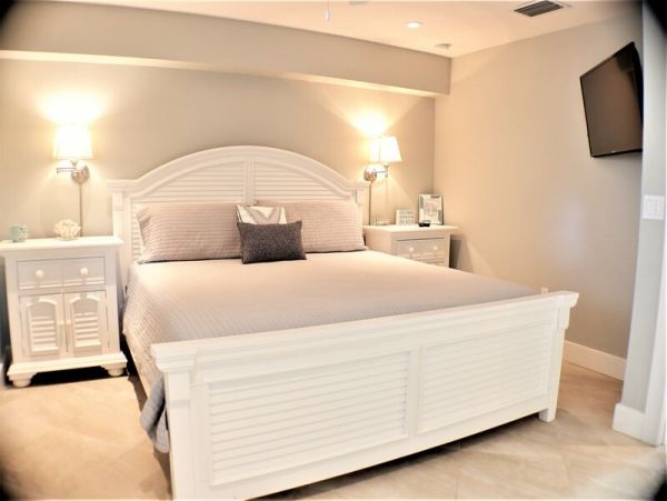 Beachfront Two Bedroom Vacation Condo in Siesta Key
