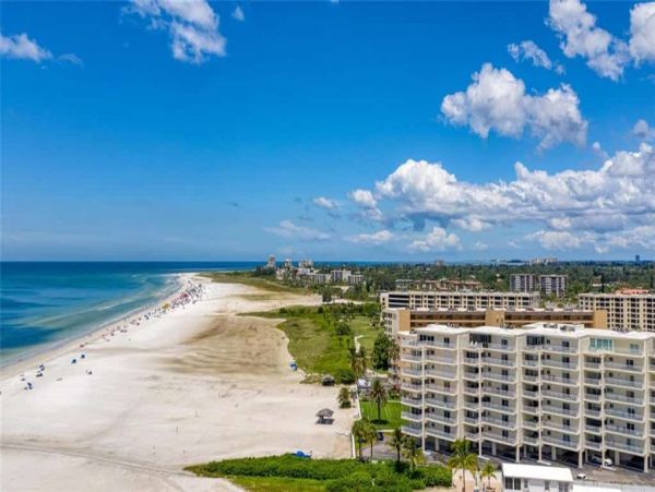 Beachfront Two Bedroom Vacation Condo in Siesta Key