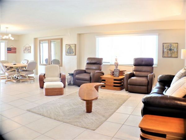 Gulfside Getaway: Beachfront Bliss in Siesta Key