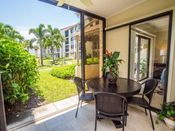 Steps to the Pool & Beach Siesta 2 Bedroom Ground Floor Unit