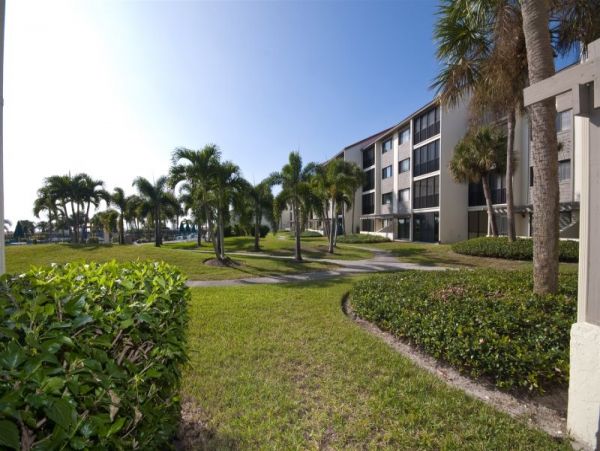 Steps to the Pool & Beach Siesta 2 Bedroom Ground Floor Unit